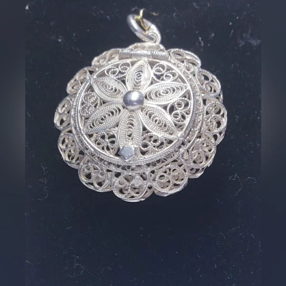 Vintage Sterling Silver Floral Filigree Locket Charm Pendant - Picture 6 of 6